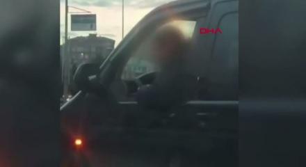 Trafikte aracın &ouml;n&uuml;n&uuml; kesen s&uuml;r&uuml;c&uuml; yakalandı