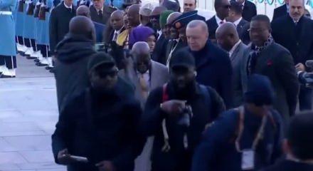  Nijerya Cumhurbaşkanı Tinubu, Cumhurbaşkanlığı K&uuml;lliyesi'nde zor anlar yaşadı