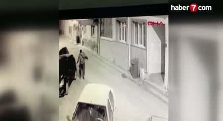 Bursa&rsquo;da elindeki kesici aletle 5 araca zarar veren şahıs kamerada