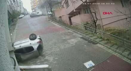 Yokuş aşağı dehşet anları kamerada: 2 araca &ccedil;arparak takla atan otomobil taklalar atarak durabildi