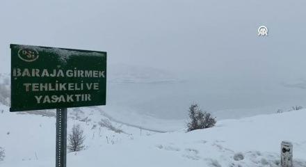 4 Eyl&uuml;l Barajı'nın y&uuml;zeyi buzla kaplandı
