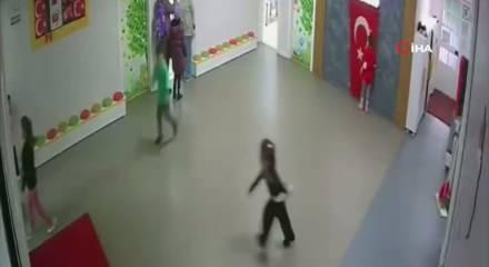 Kayseri'de anaokulu &ouml;ğrencilerinin bayrak hassasiyeti izleyenleri duygulandırdı