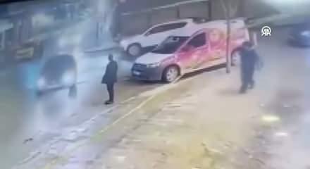 Mucize kurtuluş kameralara yansıdı: Buz k&uuml;tlesinin altında kalacaktı!