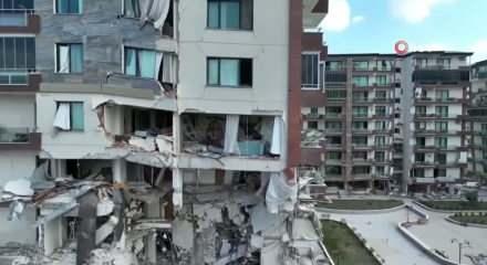 "Zelzele" şiiri y&uuml;rekleri dağladı! Deprem şehitleri i&ccedil;in g&ouml;zyaşları sel oldu