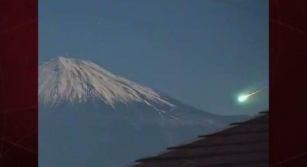  Fuji Dağı &uuml;zerinde beliren ışık h&uuml;zmesi geceyi aydınlattı! O anlar kameralara yansıdı