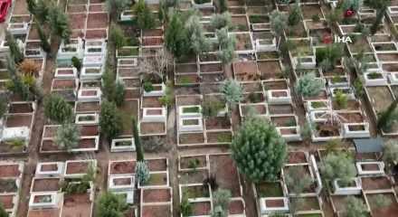 Adana'da yağışta oğlunun mezarı &ccedil;&ouml;ken anne g&ouml;zyaşlarına boğuldu