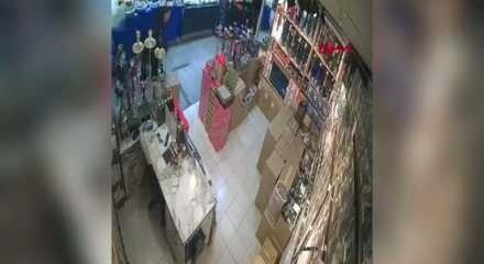 Asma tavan iş yeri sahibinin &uuml;zerine &ccedil;&ouml;kt&uuml;: O anlar kamerada