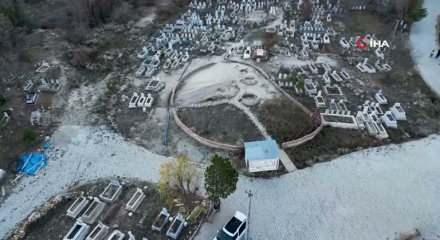 Avrupa'dan kalkıp Karaman'a geliyorlar! Mezarlıktan şifa &ccedil;ıkıyor...