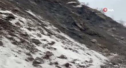 Batman'da grup k&ouml;y yolunda heyelan: 2 minib&uuml;s mahsur kaldı