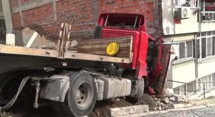 Beşiktaş&rsquo;ta facianın eşiğinden d&ouml;n&uuml;ld&uuml;: Freni boşalan tır binaya &ccedil;arptı