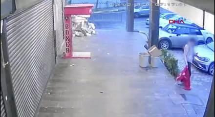 Beylikd&uuml;z&uuml;'nde iş yerinin &ouml;n&uuml;ndeki T&uuml;rk bayrağını indiren ş&uuml;pheli yakalandı