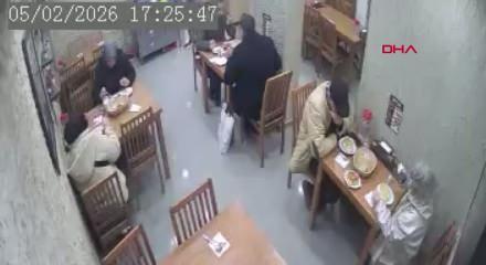 Bursa'da nefes borusuna yiyecek ka&ccedil;an kişiyi komiser Heimlich manevrasıyla kurtardı