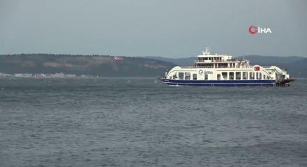 &Ccedil;anakkale'de feribot seferlerine fırtına engeli