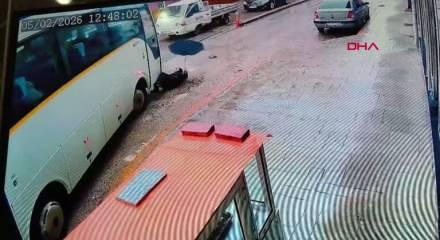 Edirne- Servis minib&uuml;s&uuml;n&uuml;n &ccedil;arpıp s&uuml;r&uuml;klediği kadın yara almadan kurtuldu