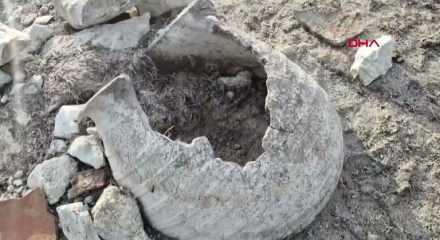 Eğirdir g&ouml;l&uuml;&rsquo;nde &ccedil;ekilen sulardan k&uuml;p mezarlar &ccedil;ıktı