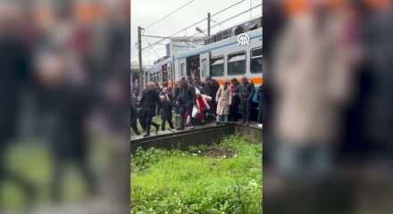 Esenler'de metro raylardan &ccedil;ıktı Kaza sonrasında yolcular tahliye edildi
