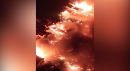 Filipinler'in g&uuml;neyinde &ccedil;ıkan yangında 1000'den fazla ev yandı