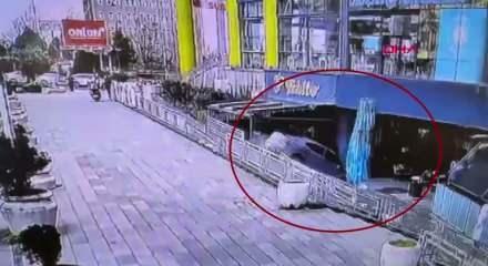 Fren yerine gaza basan s&uuml;r&uuml;c&uuml; AVM'ye daldı! İşte o korkun&ccedil; anlar