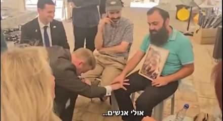 İsve&ccedil;li vekilden tarihe ge&ccedil;ecek skandal: İsrailli adamın &ouml;n&uuml;nde diz &ccedil;&ouml;k&uuml;p ağladı