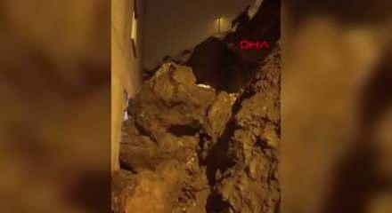 Hakkari'de dağdan kopan kaya par&ccedil;ası evin duvarını deldi