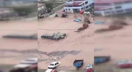 Hatay&rsquo;da sağanak sele neden oldu, yollar g&ouml;le d&ouml;nd&uuml;