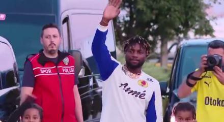 Fenerbah&ccedil;e'nin eski oyuncusu Saint-Maximin yeni takımı i&ccedil;in Fransa'da