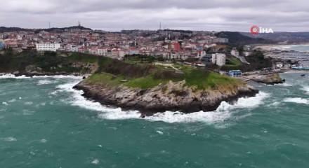 İstanbul&rsquo;da fırtına Şile&rsquo;yi vurdu! Dev dalgalar oluştu