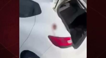 İzmir&rsquo;de bozuk yolu vatandaş onardı