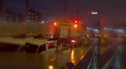 İzmir'de facia! Alt ge&ccedil;itte mahsur kalan s&uuml;r&uuml;c&uuml; boğularak can verdi