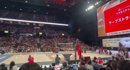 Japon voleybolcudan alkış alan hareket! Kaza sonrası diz &ccedil;&ouml;kerek &ouml;z&uuml;r diledi