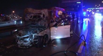 Kadık&ouml;y'de seyir halindeki otomobil yandı