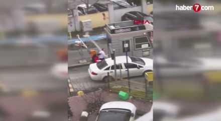 Kadık&ouml;y'de trafik magandası dehşeti: Aynayı kırıp aracın &uuml;zerine fırlattı