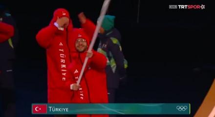 Kış Olimpiyatları başladı! Milli sporcularımız T&uuml;rk bayrağıyla sahnede