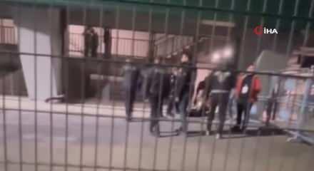  Kocaeli'de trib&uuml;nden d&uuml;şen gen&ccedil; taraftar hayatını kaybetti