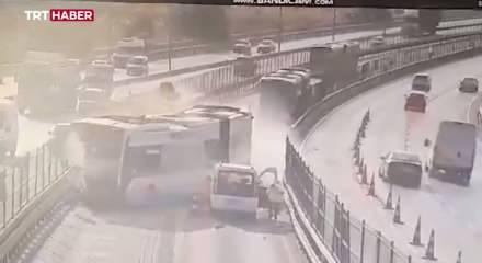 K&uuml;&ccedil;&uuml;k&ccedil;ekmece'deki metrob&uuml;s kazası sonrası tutuklanan şof&ouml;r tahliye edildi