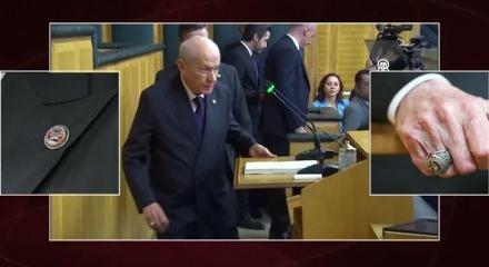 MHP lideri Bah&ccedil;eli'nin y&uuml;z&uuml;ğ&uuml; ve rozetinin anlamı herkesin dikkatini &ccedil;ekti