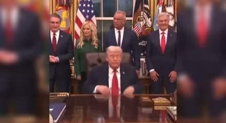 Oval Ofis'te gerginlik! Gelen soru Trump'ı &ccedil;ıldırttı: Gazetecileri dışarı &ccedil;ıkarttı