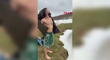 Sakarya'da dondurucu soğuğa meydan okudu: Buzu kırıp g&ouml;le girdi