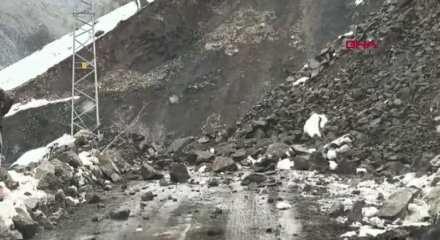 Sason&rsquo;da heyelan nedeniyle kapanan 2 k&ouml;y yolu ulaşıma a&ccedil;ıldı