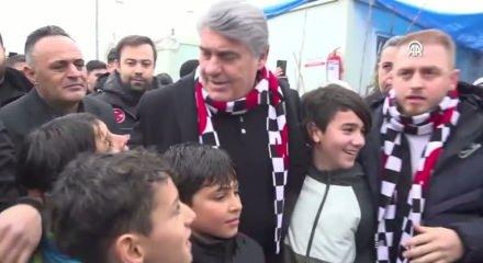 Serdal Adalı ile minik taraftar arasında g&uuml;l&uuml;mseten konuşma