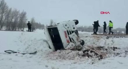 Sivas'ta &ouml;ğrenci servisi devrildi! Yaralılar var