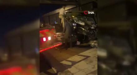 Sultanbeyli'de otomobil ara&ccedil;ların &uuml;st&uuml;nden u&ccedil;up iş yerine girdi!