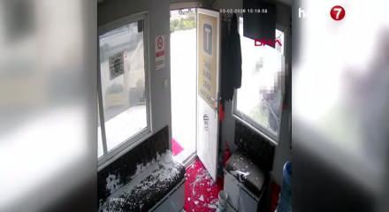 &lsquo;Taksi beni sevmiyor&rsquo; diyerek durağı dağıttı: 150 bin liralık hasar