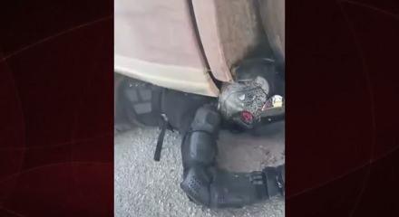 Tırın altında kalan motosiklet s&uuml;r&uuml;c&uuml;s&uuml;n&uuml;n &ouml;l&uuml;mden mucize kurtuluşu