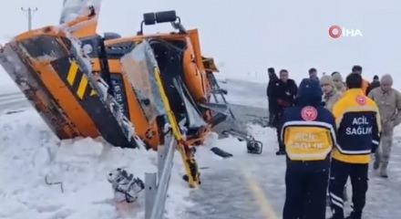 Van&rsquo;da Karayollarına ait iş makinesi kaza yaptı: 2 &ouml;l&uuml;