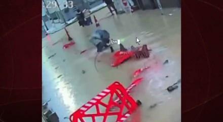 Vatandaş su dolu &ccedil;ukura d&uuml;şm&uuml;şt&uuml;; sorumlu şirkete 100 bin TL ceza 