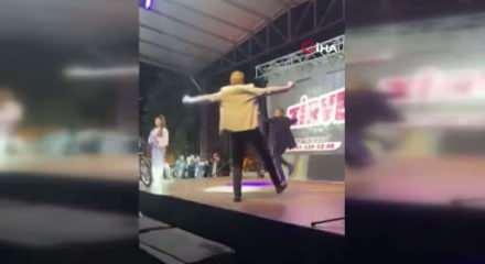 Zeybek oynamak i&ccedil;in sahneye &ccedil;ıkan belediye başkanı saniyelerle kurtuldu