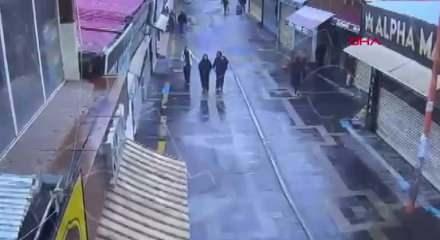 'Birini bı&ccedil;aklamam lazım' deyip evden &ccedil;ıktı: Kan donduran g&ouml;r&uuml;nt&uuml;ler