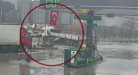 Akaryakıt istasyonunda korkun&ccedil; kaza: Otomobil TIR&rsquo;a &ccedil;arptı, o anlar kameraya yansıdı