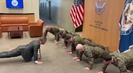 Amerikan el&ccedil;isi Mike Waltz, askerlerle şınav &ccedil;ekti